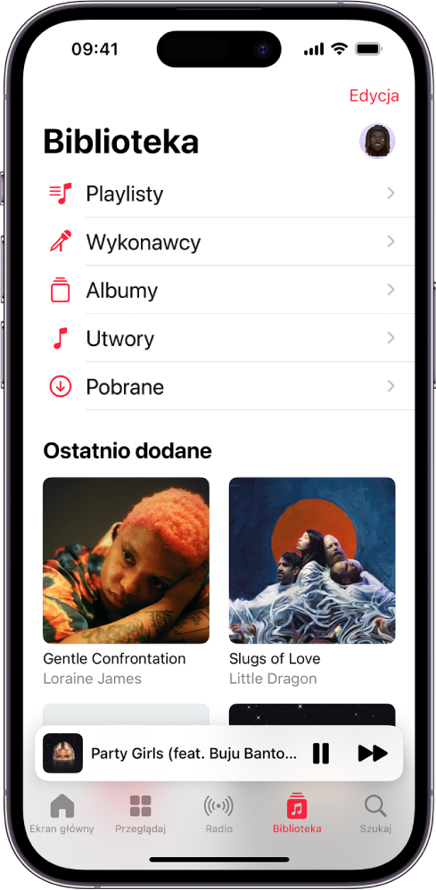 Ekran Biblioteka zawierający listę kategorii, w tym Playlisty, Wykonawcy, Albumy, Utwory i Pobrane. Pod listą znajduje się nagłówek Ostatnio dodane. Odtwarzacz wyświetlający tytuł bieżącego utworu; na dole znajdują się przyciski Wstrzymaj oraz Następna ścieżka.