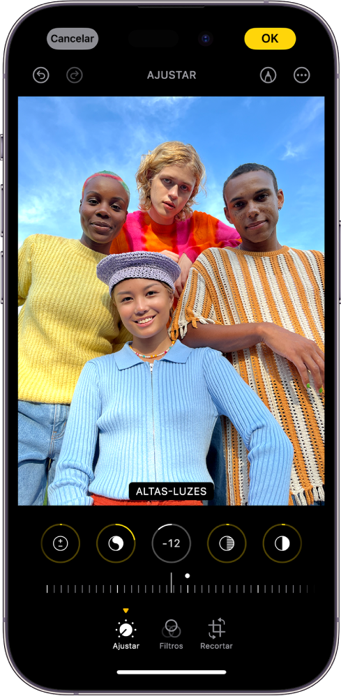 A tela Editar no app Fotos. Uma foto está no centro da tela. Abaixo da foto estão os botões de edição e Altas-luzes está selecionado. Abaixo dos botões de edição, há um controle deslizante para ajustar os níveis de Altas-luzes. Abaixo do controle deslizante, da esquerda para a direita, estão os botões Ajustar, Filtros e Recortar. O botão OK encontra-se no canto superior direito.