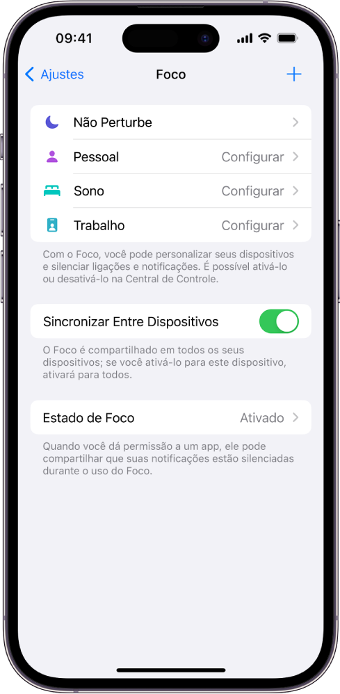 Uma tela mostrando quatro opções de Foco fornecidas: Não Perturbe, Pessoal, Sono e Trabalho. O botão “Sincronizar Entre Dispositivos” permite usar os mesmos ajustes de Foco em todos os seus dispositivos Apple onde tiver uma sessão iniciada com o mesmo ID Apple.