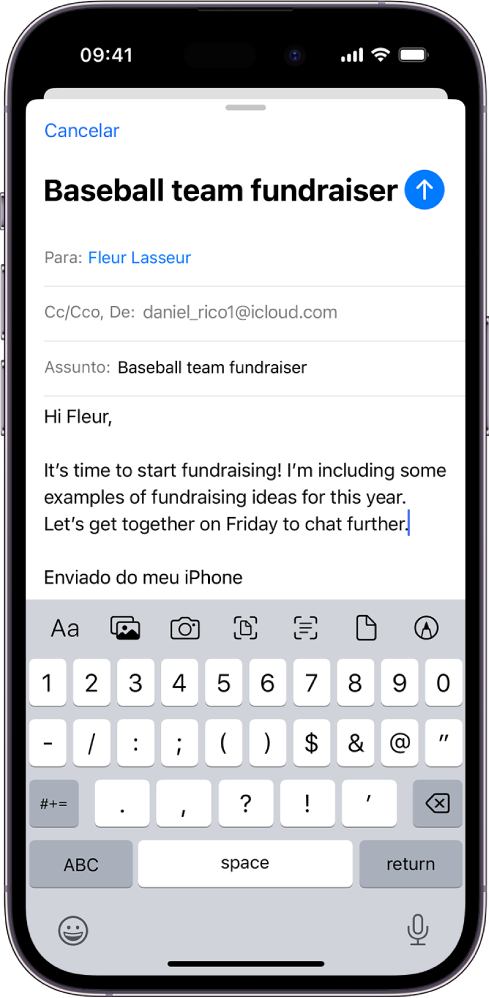 Rascunho de um e‑mail sendo redigido com as opções de anexos acima do teclado.