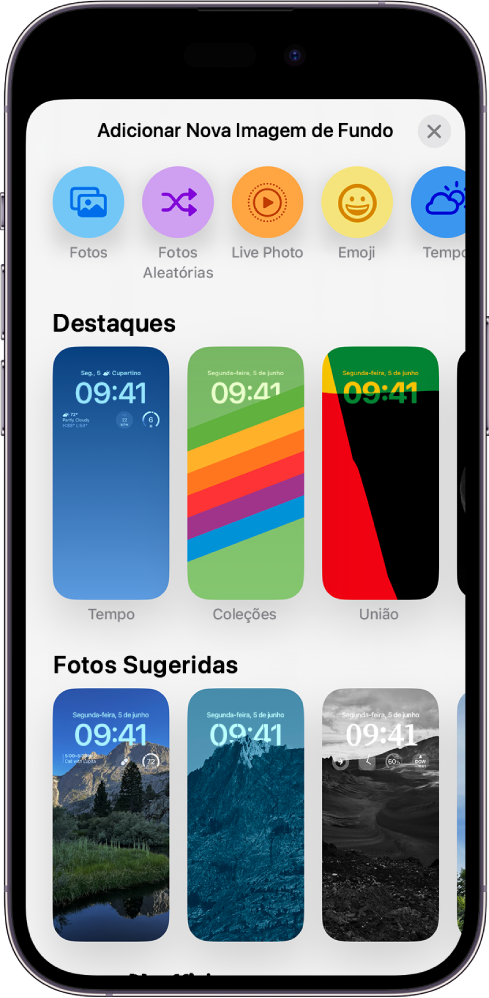 A tela Adicionar Nova Imagem de Fundo mostrando uma galeria de opções de imagens de fundo para personalizar a Tela Bloqueada do iPhone, em categorias como Destaques e Fotos Sugeridas. Na parte superior estão os botões para adicionar fotos, pessoas, fotos aleatórias, emoji e uma tela do tempo ao fundo da Tela Bloqueada.