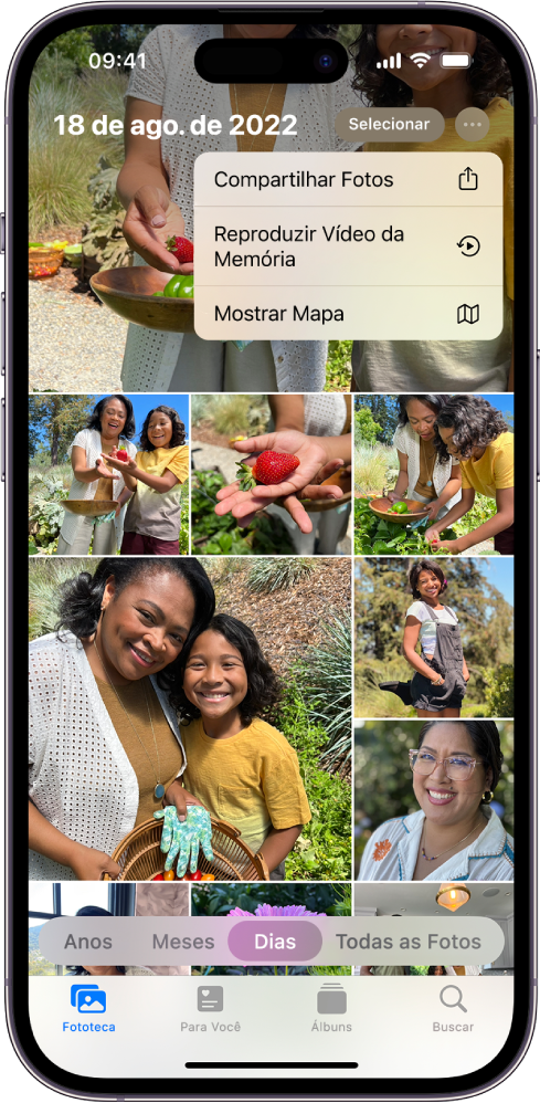 A tela do app Fotos mostrando a fototeca. Na parte inferior da tela, Dias está selecionado. O menu Mais opções está aberto na parte superior da tela mostrando opções para Compartilhar Fotos, Reproduzir Vídeo de Memória e Mostrar Mapa.