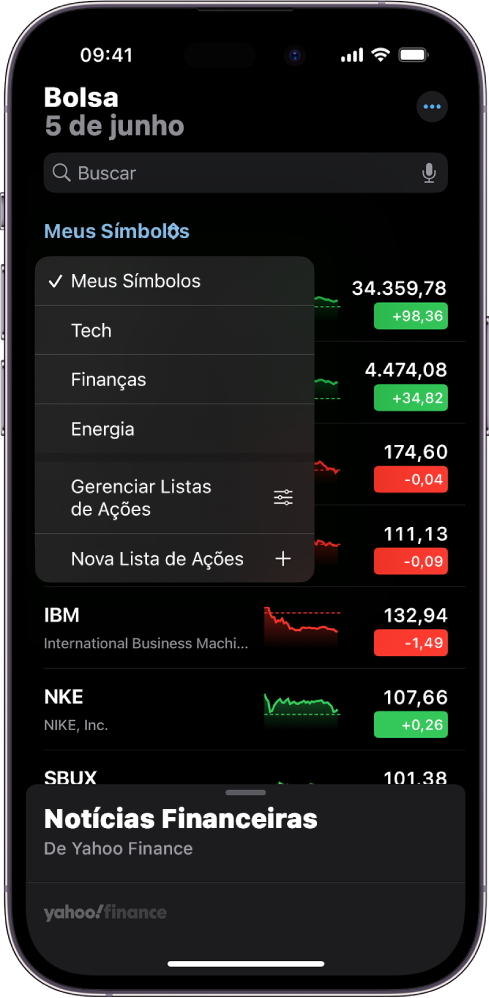 Uma lista de ações no app Bolsa mostrando uma lista com ações diferentes. Cada ação na lista mostra, da direita para a esquerda, o símbolo e o nome da ação, um gráfico de desempenho, o preço da ação e as alterações de preço. Na parte superior da tela, a lista de ações Meus Símbolos está selecionada e as listas de ações e opções seguintes estão disponíveis: Tecnologia, Finanças, Energia, Gerenciar Listas de Ações e Nova Lista de Ações.