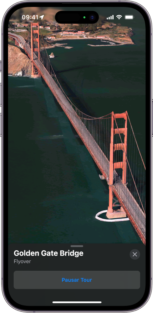 Um tour com Flyover em andamento, mostrando uma imagem 3D com vista do céu em direção a um ponto de referência e um botão para pausar o tour.