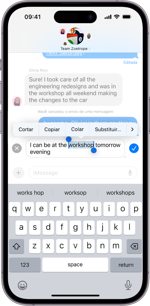 Uma conversa no app Mensagens mostrando a última mensagem sendo editada. O teclado está na metade inferior da tela, com sugestões para substituir a palavra destacada ao longo da parte superior do teclado. A maior parte da conversa está mais clara, exceto o texto específico que está sendo editado.