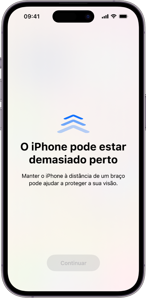 Um ecrã a avisar que está a segurar o iPhone demasiado perto e que deverá afastá-lo para proteger a sua saúde ocular. O aviso cobre o ecrã, impedindo que continue. Há um botão “Continuar” que fica ativo quando afasta o iPhone para uma distância segurança.