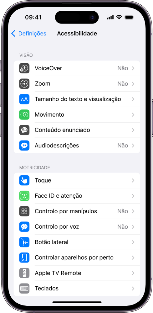 O ecrã Acessibilidade nas Definições com as seguintes funcionalidades integradas, de cima para baixo: As funcionalidades de visão, incluindo VoiceOver, Zoom, Tamanho do texto e visualização, Movimento, Conteúdo enunciado, Audiodescrições, e funcionalidades de motricidade, incluindo o Touch ID e Face ID e Atenção.