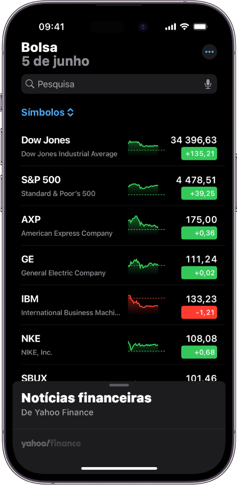 Uma lista de ações na aplicação Bolsa com diferentes ações. Cada ação na lista mostra, da esquerda para a direita, o símbolo da ação e um nome, um gráfico de desempenho, o preço e a variação do preço. Na parte superior do ecrã, por cima do título da lista de ações Símbolos, está o campo de pesquisa. No fundo do ecrã estão as notícias financeiras. Passe o dedo para baixo em “Notícias financeiras” para ver artigos.