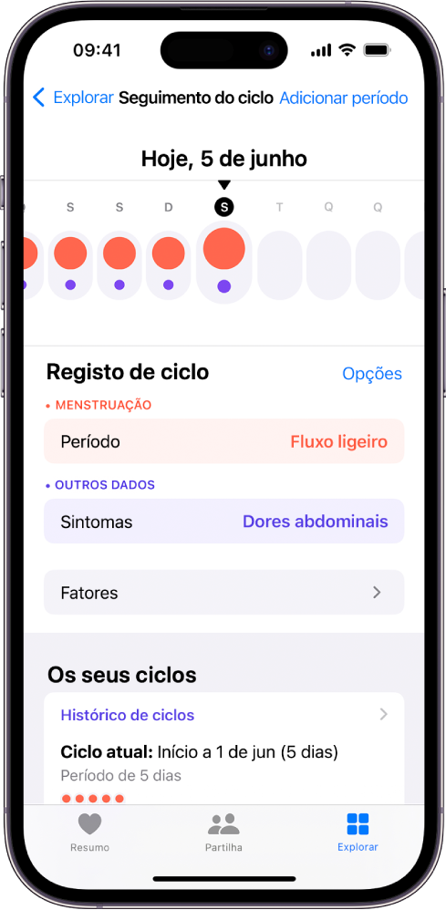 O ecrã de Seguimento do ciclo com o cronograma de uma semana na parte superior do ecrã. Círculos vermelhos sólidos e pontos roxos marcam os primeiros 5 dias no cronograma. Por baixo do cronograma encontram-se opções para adicionar informação sobre períodos, sintomas, etc.