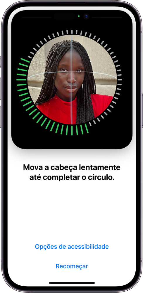 O ecrã de configuração do reconhecimento através do Face ID. No ecrã, está um rosto enquadrado num círculo. Por baixo, o texto indica ao utilizador que deve mover a cabeça devagar para completar o círculo. Quase no fundo do ecrã, juntamente com um botão “Recomeçar”, está um botão “Opções de acessibilidade”.