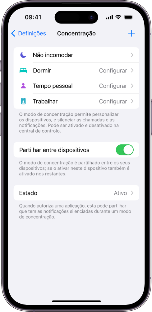 Um ecrã mostra as quatro opções de modo de concentração fornecidas: Não incomodar, Pessoal, Dormir e Trabalhar. O botão “Partilhar entre dispositivos” permite usar o mesmo modo de concentração em todos os seus dispositivos Apple onde iniciou sessão com o mesmo ID Apple.