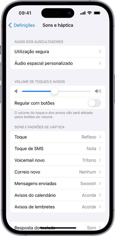 O ecrã Sons e háptica nas Definições. As opções no ecrã, de cima para baixo, são Áudio dos auscultadores e Utilização segura, Volume de toques e avisos com um nivelador para ajustar o volume e a opção de alterar o volume com botões, e Sons e padrões de háptica, incluindo Toque e Toque de SMS.