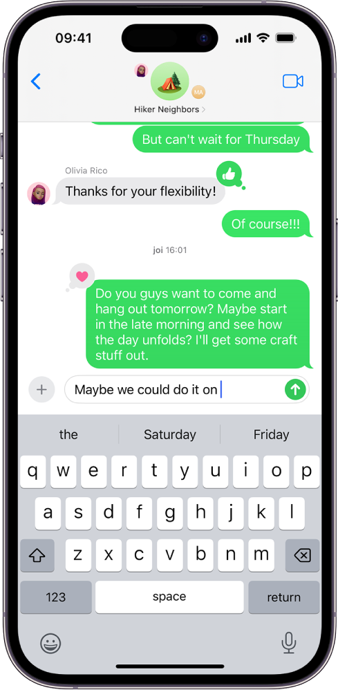 O conversație de grup în aplicația Mesaje. Pictogramele persoanelor din grup se află în partea de sus a ecranului. Tastatura de pe ecran se află în jumătatea de jos a acestuia. Baloanele de mesaje sunt verzi, indicând faptul că cel puțin o persoană nu utilizează iMessage.