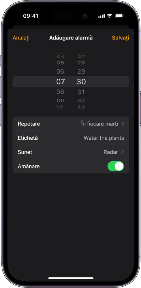 Ecran pentru modificarea unei alarme, cu configurări pentru a schimba ora alarmei, a alege dacă alarma se repetă, a adăuga o etichetă pentru alarmă, a selecta un sunet de alarmă și a activa amânarea.