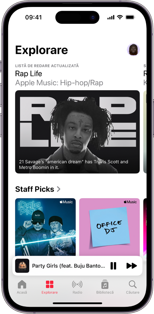 Ecranul Explorare afișând în partea de sus o listă de redare recomandată. Puteți glisa la stânga pentru a vedea mai multe melodii și clipuri video recomandate. Staff Picks apare dedesubt, afișând două liste de redare Apple Music. Puteți glisa în sus pe ecran pentru a explora melodii noi și recomandate.