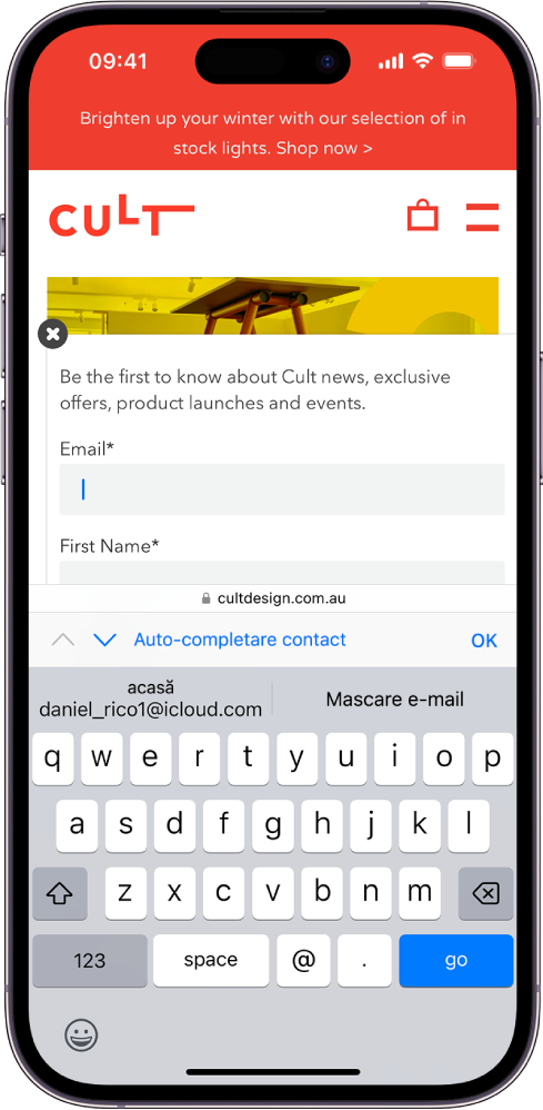 Un site web este deschis la o pagină de contact, iar o adresă de e‑mail este în curs de adăugare. Tastatura este deschisă. Deasupra tastaturii, Auto-completare prezintă două opțiuni: adăugarea unei adrese reale de e‑mail sau crearea unei adrese Mascare e‑mail noi pentru acest site web.