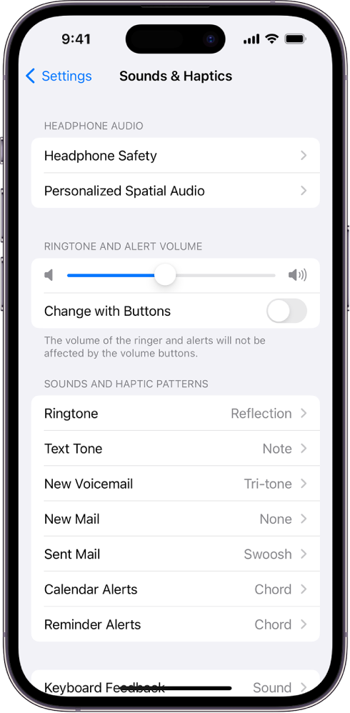 Zaslon Sounds and Haptics v Settings. Možnosti na zaslonu od zgoraj navzdol so Headphone Audio and Headphone Safety, Ringtone and Alert Volume z drsnikom za prilagajanje glasnosti in možnostjo spreminjanja glasnosti z gumbi ter Sounds and Haptic Patterns vključno z Ringtone in Text Tone.