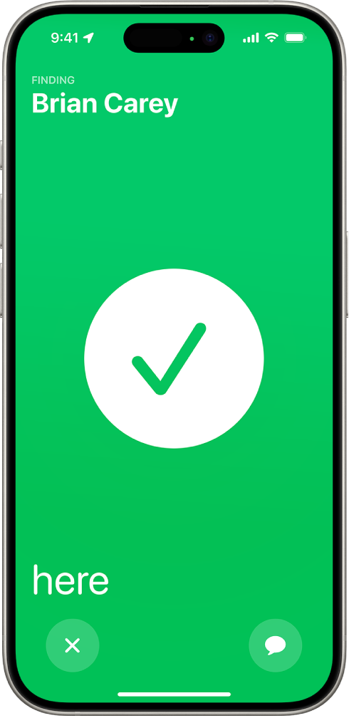Zaslon iPhone je zelen z veliko kljukico na sredini. Ime osebe, za katero določate lokacijo, je v zgornjem levem kotu, beseda "here" pa je v spodnjem levem kotu, kar pomeni, da je bilo srečanje uspešno.