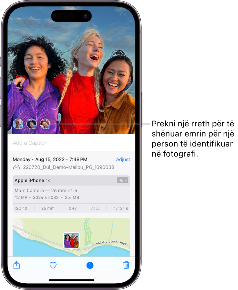 Gjysma e sipërme e ekranit të iPhone tregon një fotografi të hapur në aplikacionin Photos. Në këndin e poshtëm majtas të fotografisë ka pikëpyetje pranë njerëzve që shfaqen në fotografi.
