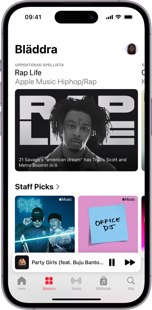 Bläddringsskärmen med en spellista i blickfånget överst. Du kan svepa åt vänster om du vill visa mer musik och fler videor i blickfånget. Personalens val visas nedanför med två Apple Music-spellistor. Svep uppåt på skärmen om du vill utforska ny och rekommenderad musik.