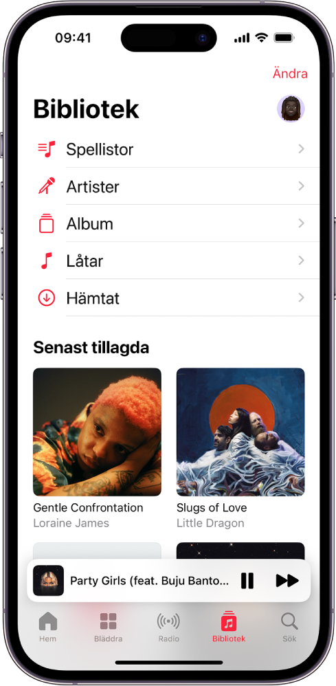 Bibliotek-skärmen med en lista över kategorier, inklusive Spellistor, Artister, Album, Låtar och Hämtat. Rubriken Senast tillagda visas under listan. Spelaren med titeln på den aktuella låten och knapparna för att pausa och nästa långt ned på skärmen.