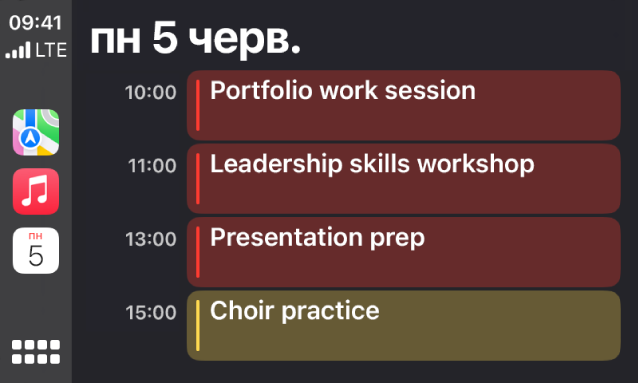 Екран CarPlay, на бічній панелі якого показано Карти, Музику й Календар. Праворуч показано події, заплановані на понеділок 5 червня: сеанс роботи над портфоліо, семінар з розвитку лідерських навичок, підготовка презентації та репетиція хору.