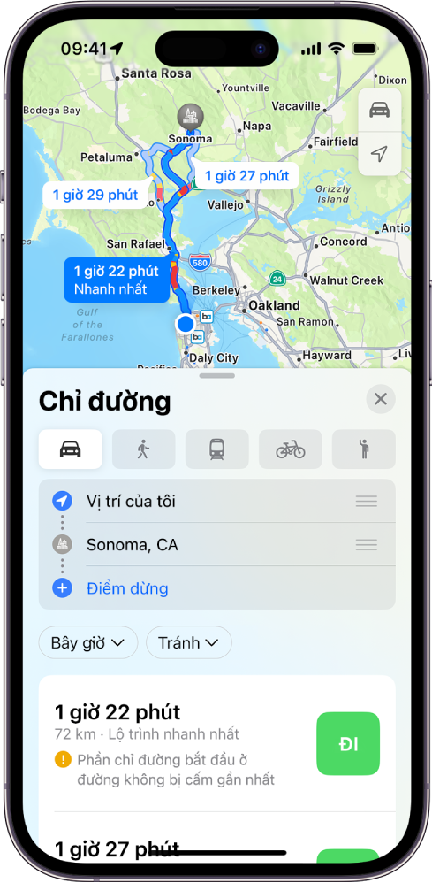 Một bản đồ đang hiển thị nhiều lộ trình lái xe giữa hai vị trí, với lộ trình nhanh nhất được chọn. Thẻ lộ trình cung cấp các chi tiết như thời gian di chuyển ước tính, quãng đường và mô tả ngắn gọn. Một nút Đi xuất hiện ở bên phải của từng chi tiết lộ trình.