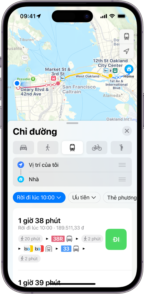 Một bản đồ đang hiển thị các lộ trình phương tiện công cộng. Thẻ lộ trình ở dưới cùng cung cấp các chi tiết cho lộ trình, bao gồm thời gian di chuyển ước tính và tổng chi phí. Một nút Đi xuất hiện ở bên phải của chi tiết.