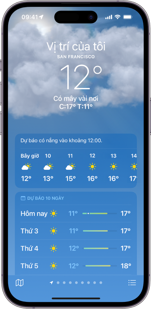 Màn hình Thời tiết đang hiển thị, từ trên xuống dưới: vị trí, nhiệt độ hiện tại, nhiệt độ cao nhất và nhiệt độ thấp nhất cho ngày, dự báo hàng giờ và dự báo 10 ngày. Một hàng các dấu chấm ở dưới cùng ở giữa hiển thị số lượng vị trí trong danh sách vị trí. Ở góc dưới cùng bên phải là nút Danh sách vị trí và ở góc dưới cùng bên trái là nút Hiển thị bản đồ.