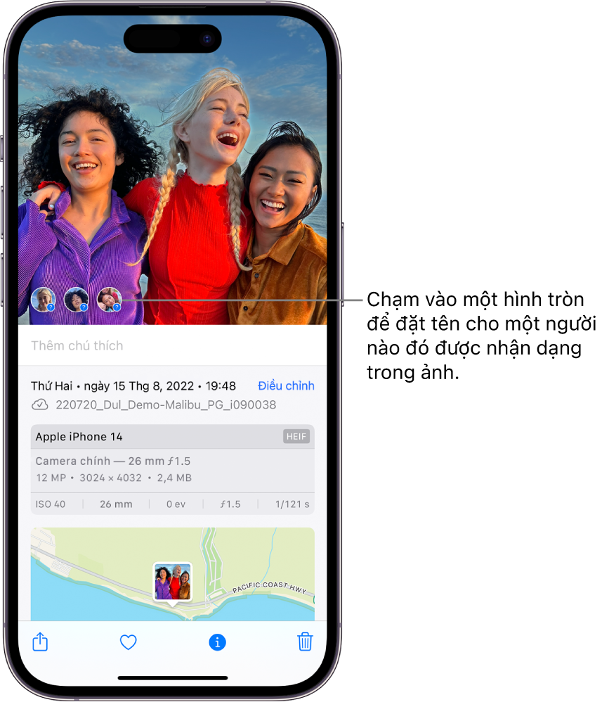 Nửa trên của màn hình iPhone hiển thị một ảnh được mở trong ứng dụng Ảnh. Ở góc dưới cùng bên trái của ảnh là các dấu chấm hỏi ở bên cạnh những người xuất hiện trong ảnh.