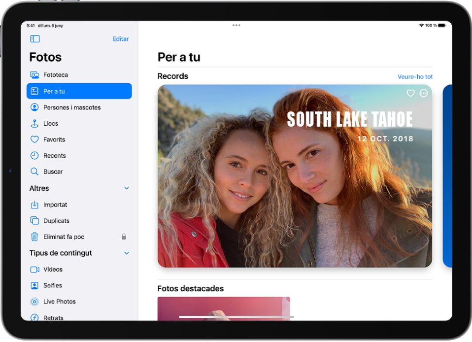 “Per a tu” està seleccionat a la barra lateral de l’app Fotos. La resta de la pantalla mostra els records i les fotos destacades.