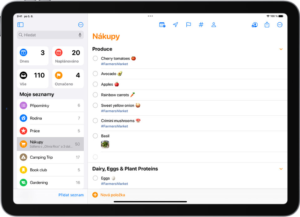 Obrazovka Připomínek s nákupním seznamem. U některých položek v seznamu jsou vidět štítky a připojené fotografie. V levém dolním rohu se nachází tlačítko Nová položka.