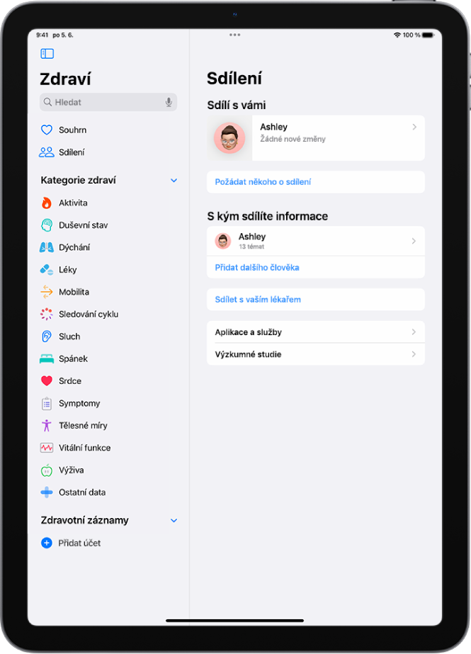 Obrazovka Sdílení, na níž je uvedený jeden člověk, který s vámi sdílí data, a jiný člověk, s kterým je sdílíte vy