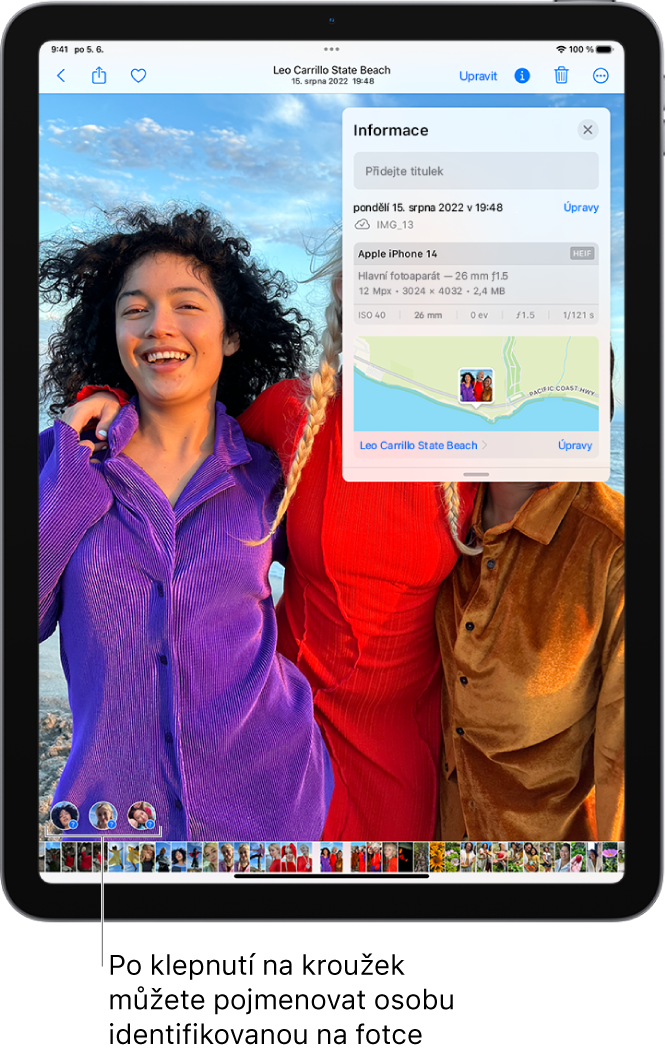 Na displeji iPadu je vidět fotka otevřená v aplikaci Fotky. V levém dolním rohu fotky jsou u osob, které se na ní objevují, vidět otazníky.