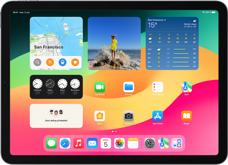 Widgetten Kort, andre widgets og appsymboler på en iPad-hjemmekærm.