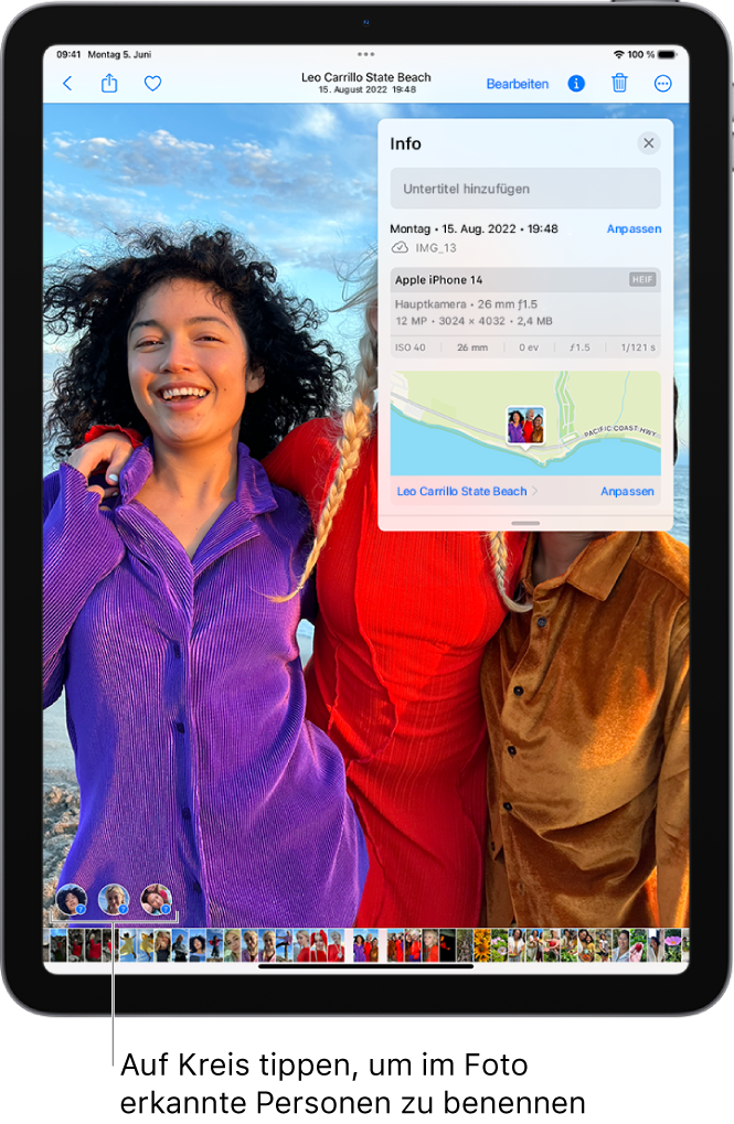 Auf dem iPad-Bildschirm wird ein geöffnetes Foto in der App „Fotos“ angezeigt. Unten links im Foto werden Fragezeichen neben Personen angezeigt, die im Foto angezeigt werden.