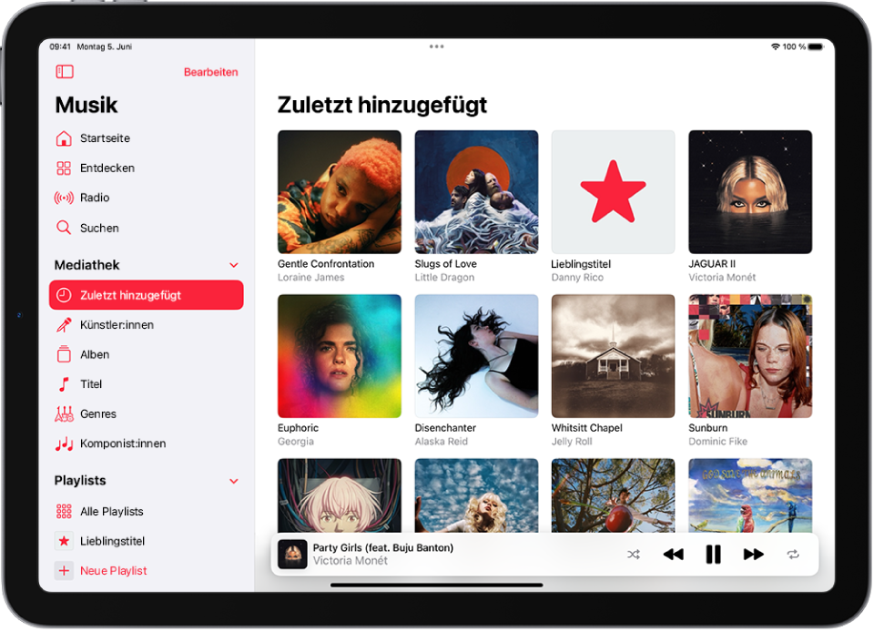 Der Bildschirm „Mediathek“ mit der Seitenleiste links, in der die Wortgruppe „Zuletzt hinzugefügt“ hervorgehoben ist. Die zuletzt hinzugefügten Playlists und Alben werden rechts angezeigt. Unten rechts befindet sich der Player.