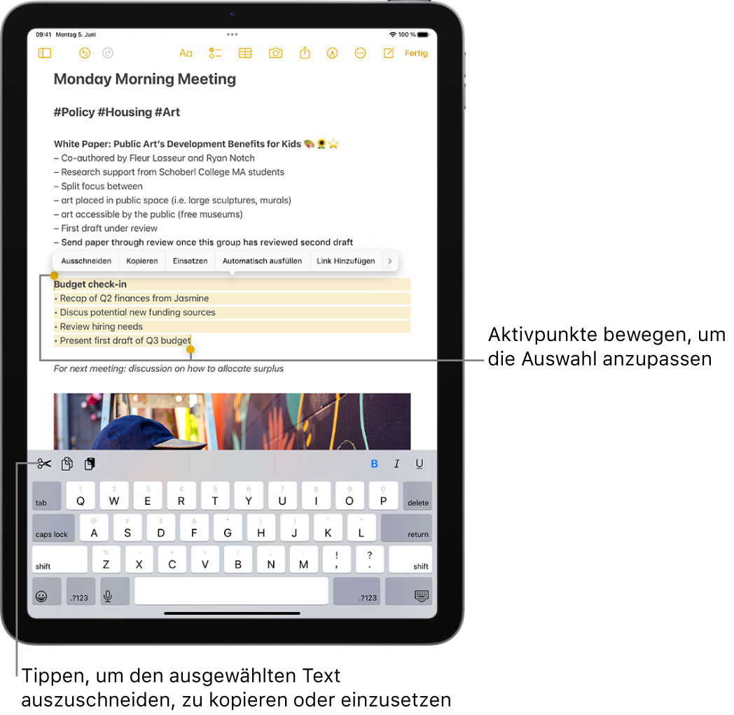 In einer Notiz in der App „Notizen“ ist Text ausgewählt. Über dem ausgewählten Text befinden sich die Tasten „Ausschneiden“, „Kopieren“ und „Einsetzen“. Der ausgewählte Text ist hervorgehoben, an jedem Ende befinden sich Aktivierungspunkte zum Anpassen der Auswahl.