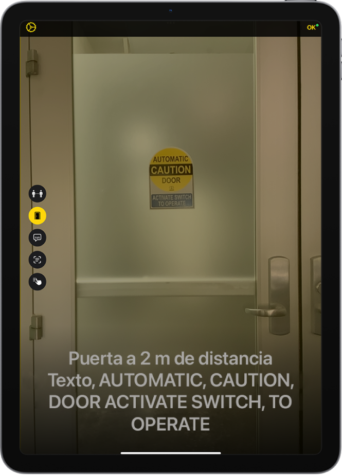 La pantalla de la lupa en el modo de detección con una puerta. En la parte inferior hay una descripción de indica la distancia hasta la puerta y el texto que hay en ella.