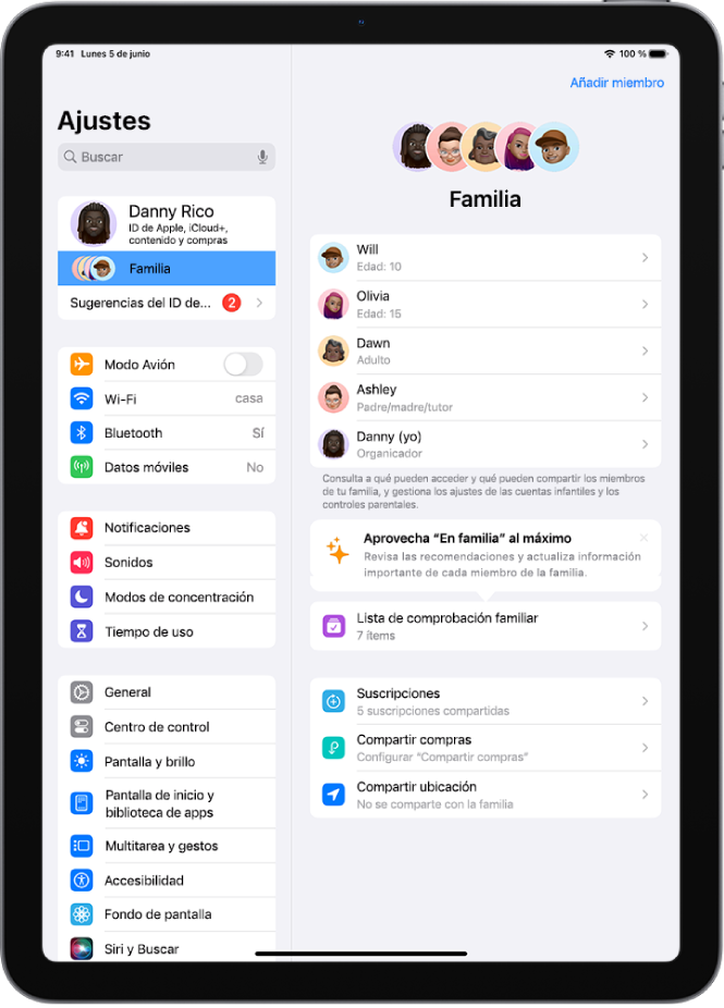 Pantalla “En familia” en Ajustes. Debajo de las funciones que se comparten, se indican cinco miembros de la familia.