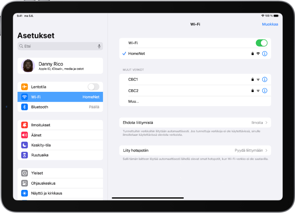 Asetukset-sivupalkki on näytön vasemmassa reunassa ja Wi-Fi on valittuna. Näytön oikeassa reunassa Wi-Fi on laitettu päälle ja verkko on valittuna.