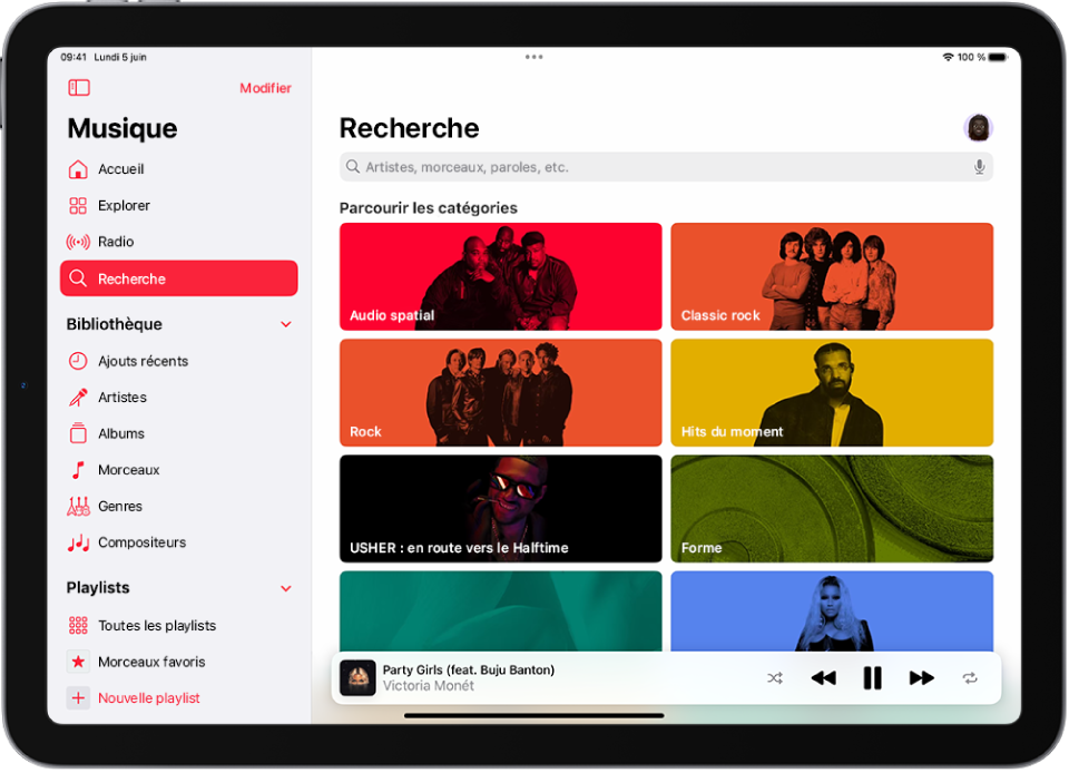 L’écran Rechercher affichant la barre latérale à gauche et un champ de recherche en haut à droite. La section « Parcourir les catégories » en dessous affiche plusieurs catégories. Le lecteur se trouve en bas à droite.