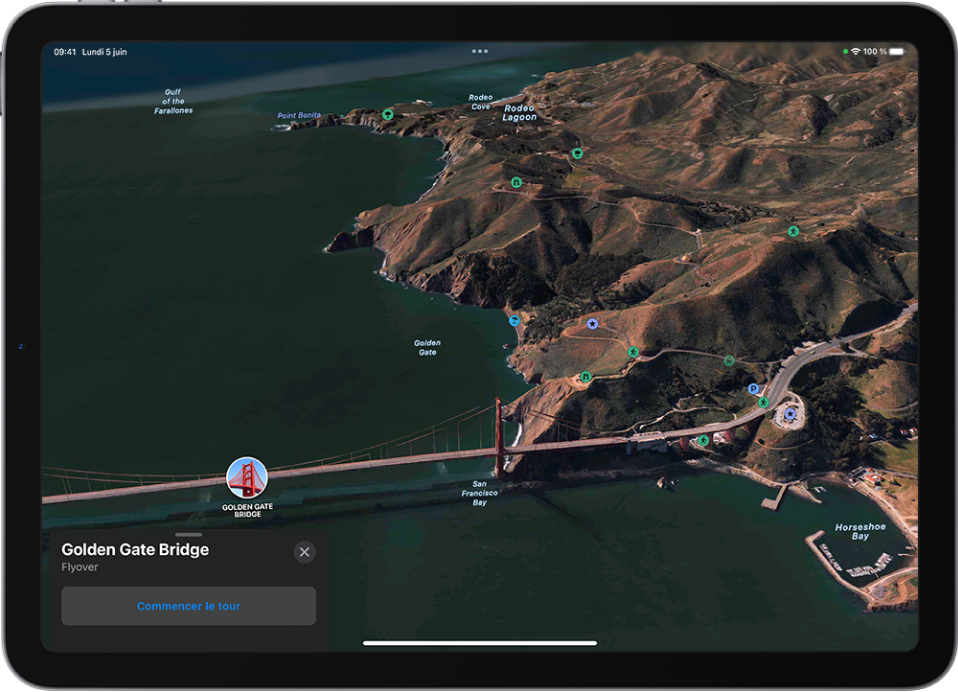 Tour Flyover en cours, affichant une image en 3D d’un site touristique prise du ciel et un bouton permettant de démarrer le tour.