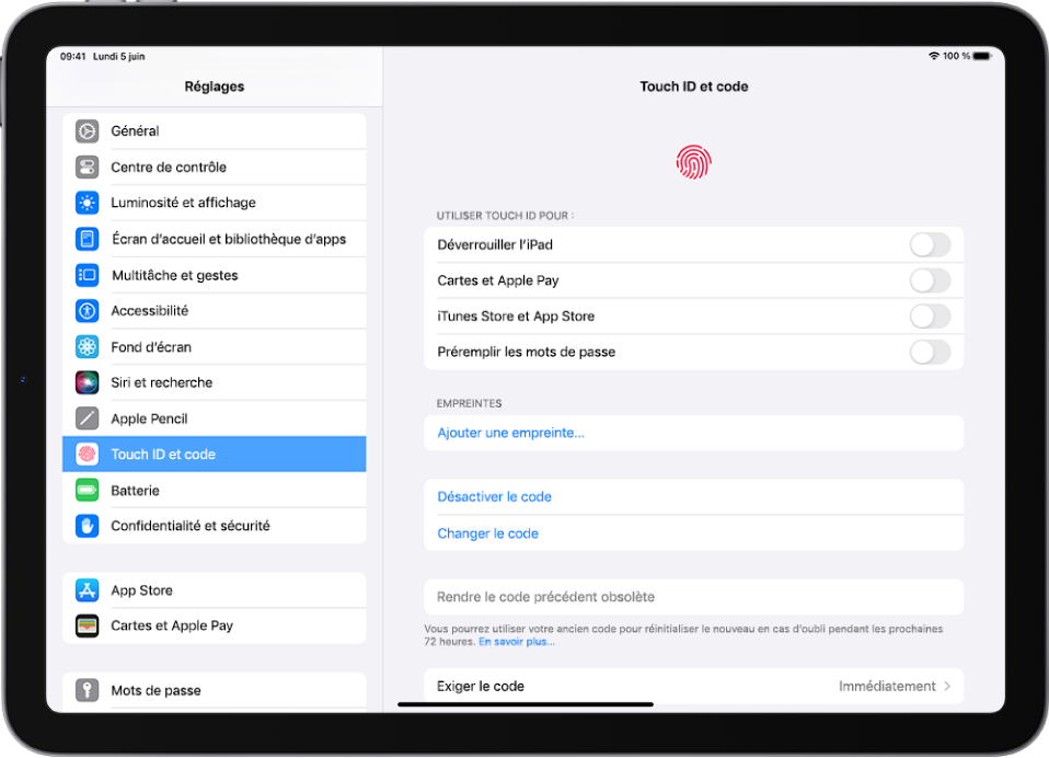 La barre latérale Réglages se trouve sur le côté gauche de l’écran et l’option « Touch ID et code » est sélectionnée. Sur le côté droit de l’écran se trouvent des options pour choisir quelles fonctionnalités peuvent être déverrouillées à l’aide de Touch ID. Les fonctionnalités Déverrouiller l’iPad, Cartes et Apple Pay, iTunes Store et App Store, et Préremplir les mots de passe sont toutes désactivées.