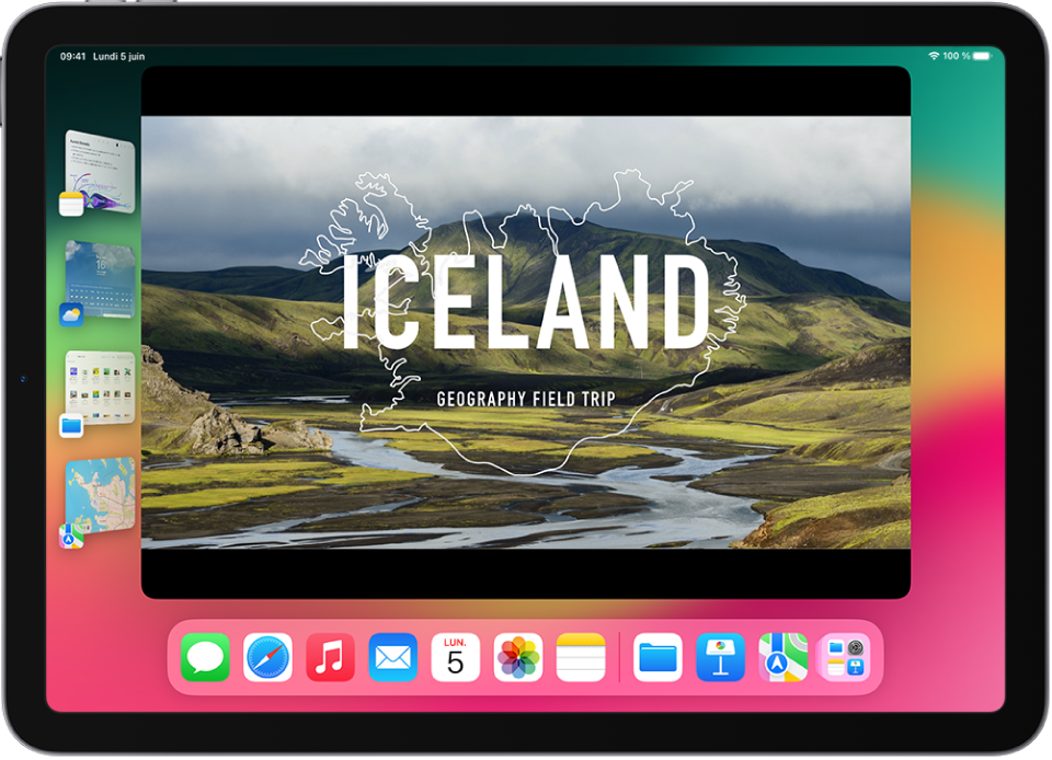 L’écran d’un iPad avec la fonctionnalité Stage Manager activée. La fenêtre active est au centre de l’écran et les autres apps récemment utilisées sont placées à gauche.