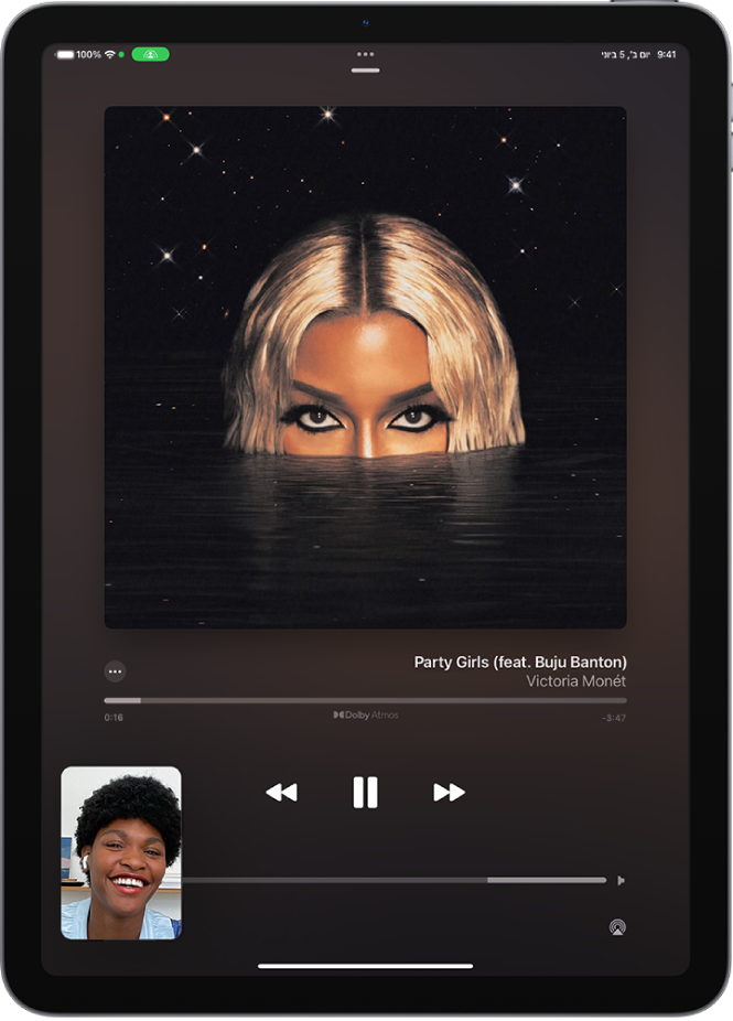 רואים שיחת FaceTime שמציגה הפעלת SharePlay ובה תוכן של Apple Music שמשותף באופן מסונכרן עם כל מי שבשיחה. תמונה של האדם שמשתף את התוכן מוצג משמאל למטה, תמונה של האלבום שמשותף מופיע קרוב לראש, ופקדי ההפעלה מופיעים מעל תמונת האלבום.