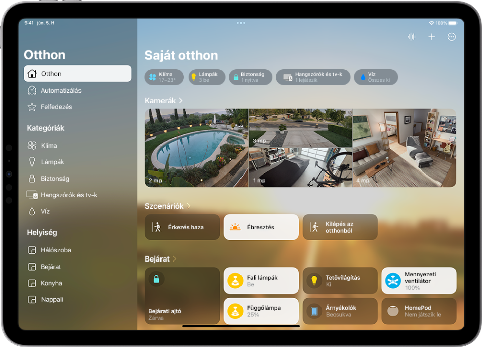 Az Otthon app, amelynek bal oldalán az oldalsáv látható, a bal felső részén pedig az Otthon, az Automatizálás és a Felfedezés lap. Alattuk a kategóriák és az otthon helyiségei jelennek meg. Az oldalsáv jobb oldalán felül az Interkom, a Hozzáadás és a További beállítások gomb található. A kategóriák gombjai a képernyő tetején láthatók. Alattuk a szcenáriók, a kamerák képei és egy helyiség kiegészítői jelennek meg.