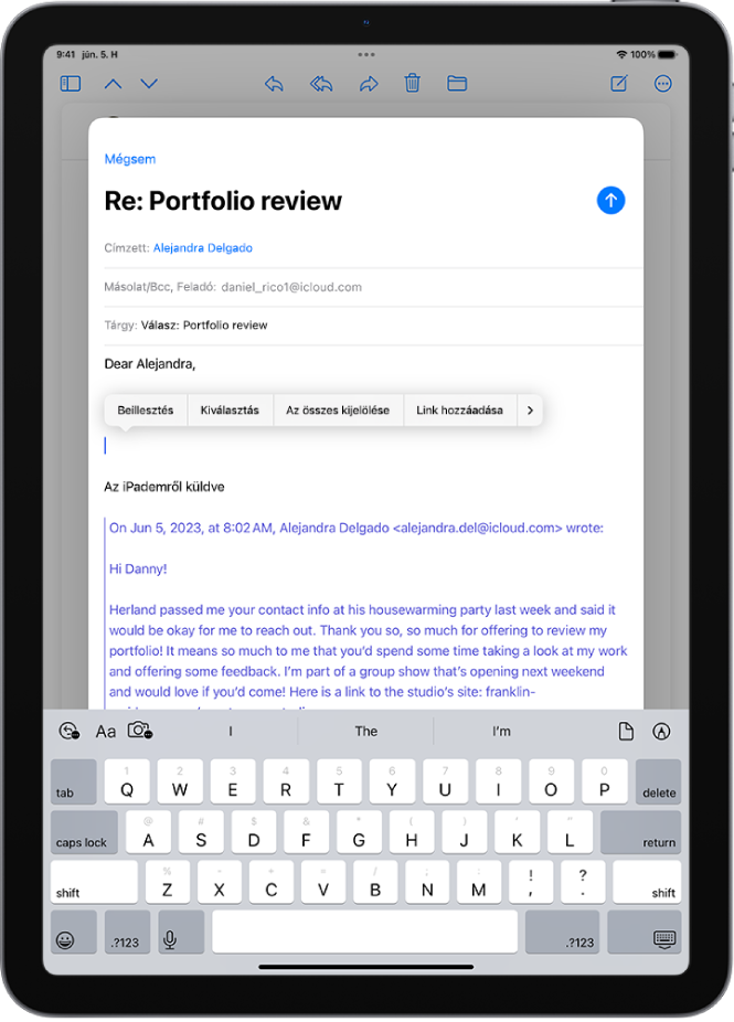 A Mailben egy e-mail-üzenet írása van folyamatban. A billentyűzet felett különféle opciók láthatók, amelyekkel mellékleteket lehet csatolni.