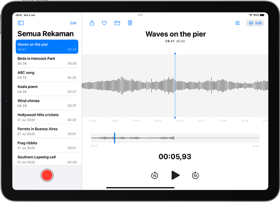Rekaman yang dibuat di Memo Suara. Daftar rekaman berada di sebelah kiri, dengan rekaman yang dipilih di bagian atas. Di sebelah kanan, bentuk gelombang memiliki playhead, yang dapat Anda seret untuk pindah ke tempat tertentu di rekaman. Di atas bentuk gelombang terdapat tombol Bagikan, Favorit, Pindahkan, Hapus, Pengaturan Pemutaran, dan Edit. Di bawah garis waktu terdapat kontrol Putar.