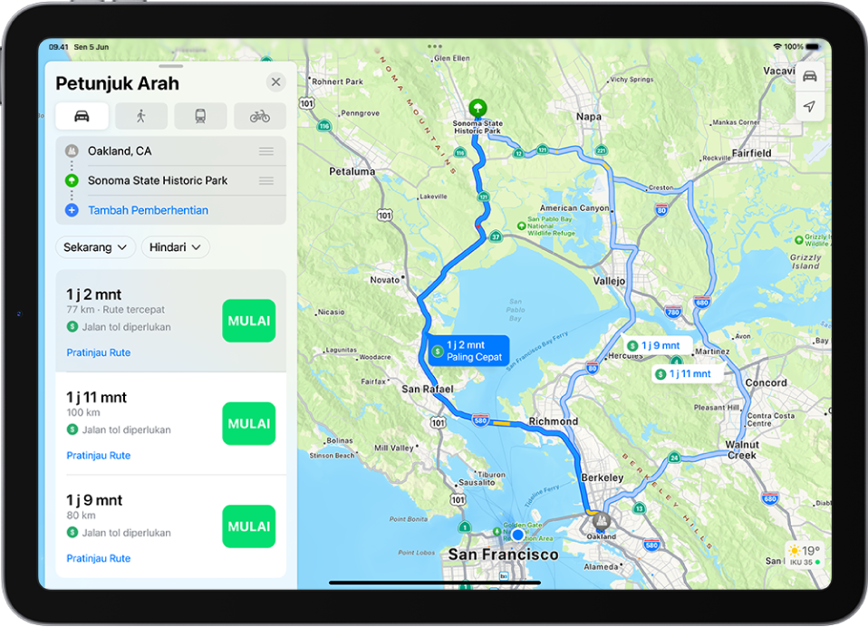 Peta menampilkan beberapa rute berkendara di antara dua lokasi, dengan rute tercepat dipilih. Kartu rute menyediakan detail seperti perkiraan waktu perjalanan, jarak, dan deskripsi singkat. Tombol Mulai muncul di sebelah kanan setiap detail rute.